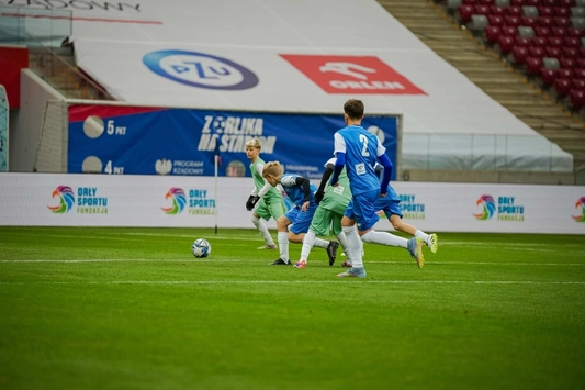 Młodzi piłkarze na Stadionie Narodowym