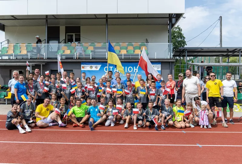 Młodzi sportowcy na otwarciu stadionu lekkoatletycznego w ukraińskim Jaworowie
