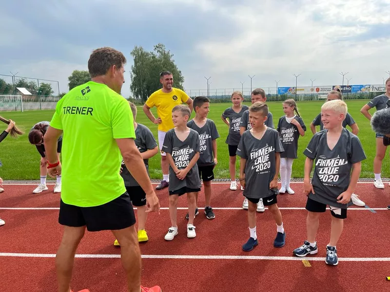 Trening Roberta Korzeniowskiego z młodymi sportowcami