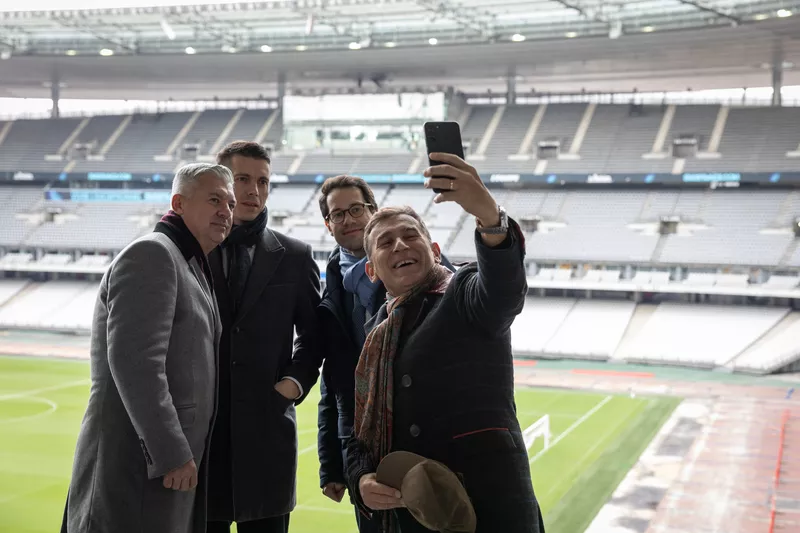 Robert Korzeniowski i delegacja PKOl i IE na stadionie