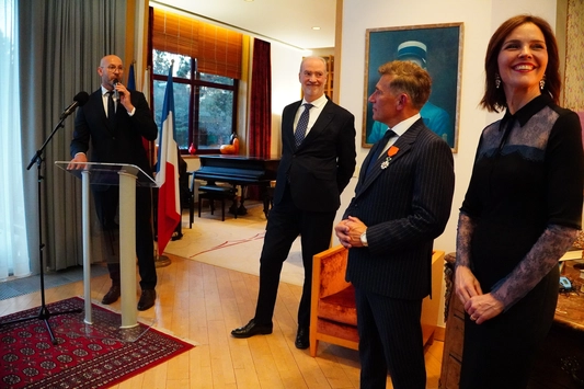 Robert na ceremonii w Ambasadzie Francji