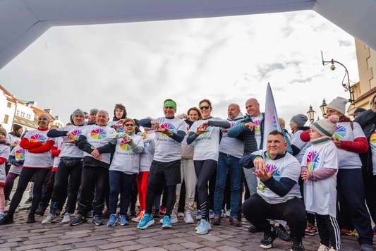 Robert i Justyna Korzeniowscy z ludźmi